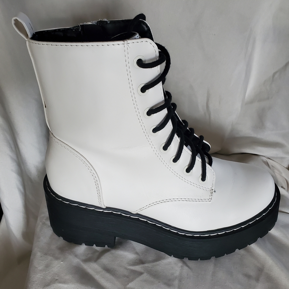 Women Soda White Lace-Up Chunky Platform Combat Boots Size 7.5 Dr. Martin Style